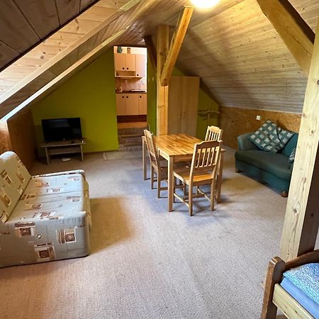 Apartmanovy Dum Obecna Skola Svetlik エクステリア 写真